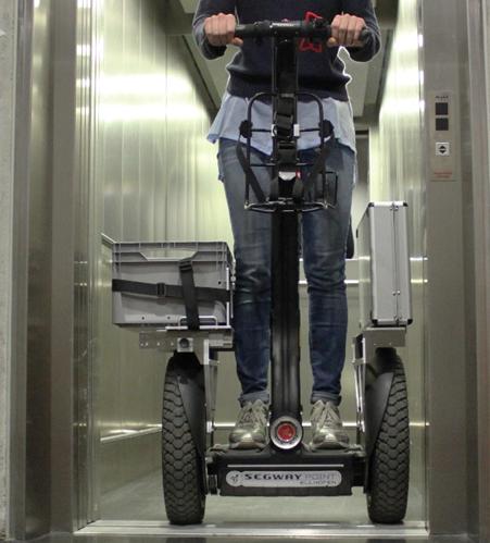 Student Michael Schneichel hat über seine Bachelorarbeit ein innovatives Transportsystem für den Segway konzipiert. 