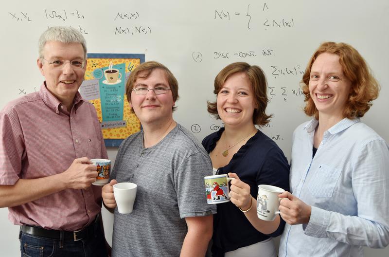 Ort der Begegnung: Prof. Dr. Martin Mundhenk ( v. l.), Student André Prater, Studentin Charlotte Pfeifer und Prof. Dr. Anke Pohl von der Uni Jena treffen sich im „Mathe-Café“.