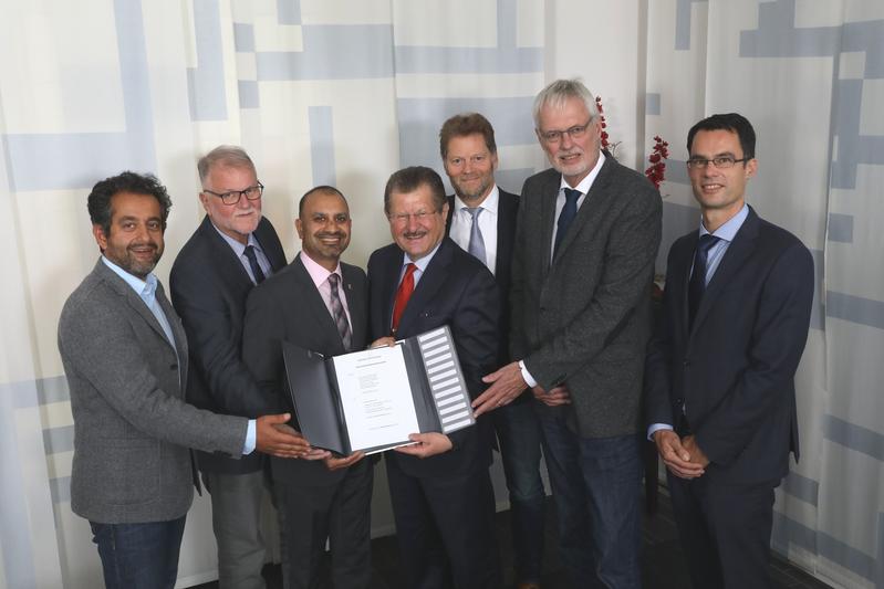 Von links: Prof. Dr. Ardeschir Ghofrani, Ulrich Jung, Prof. Dr. Joybrato Mukherjee, Dr. Walter Arnold, Prof. Dr. Dr. Friedrich Grimminger, Prof. Dr. Wolfgang Weidner, Prof. Dr. Till Acker. 