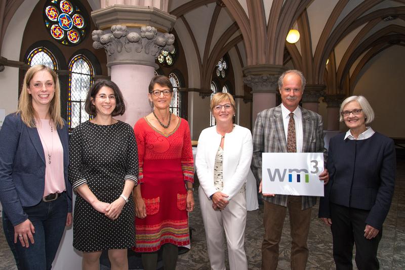 Projektkoordinatorinnen und Projektleitungen der drei Hochschulen bei der Abschlussfeier: (von links) Nadine Schönwolf (JLU), Franziska Sweers (UMR), Dr. Martha Cremer-Bach (T