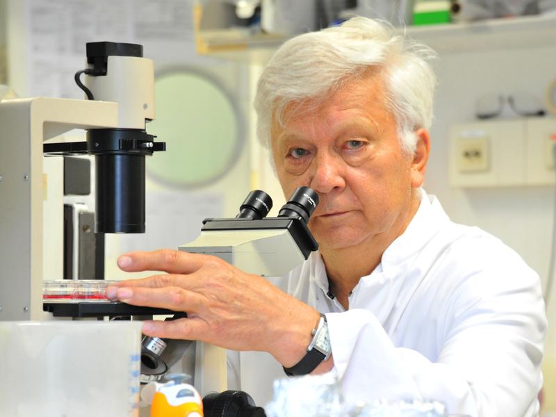 Professor Edgar Serfling im Labor