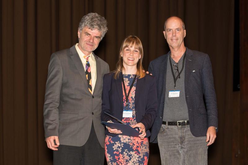 v.l.: Prof. Dr. Michael Lohoff (Präsident der DGfI), Dr. Anne Buttgereit, Prof. Dr. Ari Waisman (Preispate)
