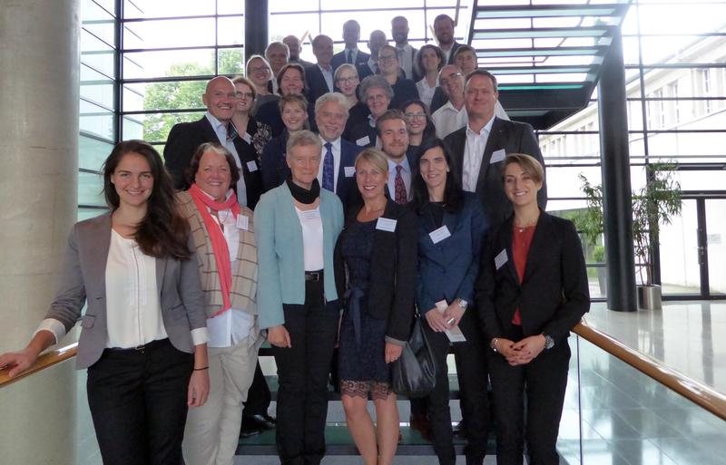 Gruppenfoto in Hannover. Projektleiterin ist die Vechtaer Professorin Dr. Yvette Völschow (vorne 3.v.r.).