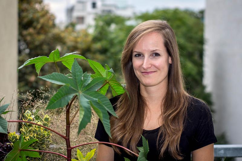 Jasmin Taubenschmid, PhD student at IMBA and first author of the study with a ricin plant