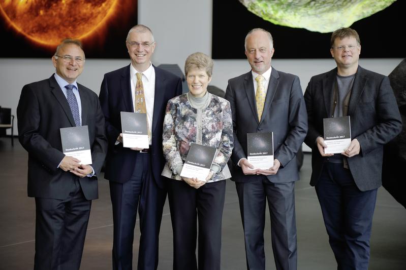 Die Teilnehmer der Pressekonferenz zur Denkschrift 2017 mit Prof. Dr. Matthias Steinmetz (Präsident der AG, 2. von li.) (Genaue Bildbeschreibung am Ende der Pressemitteilung)