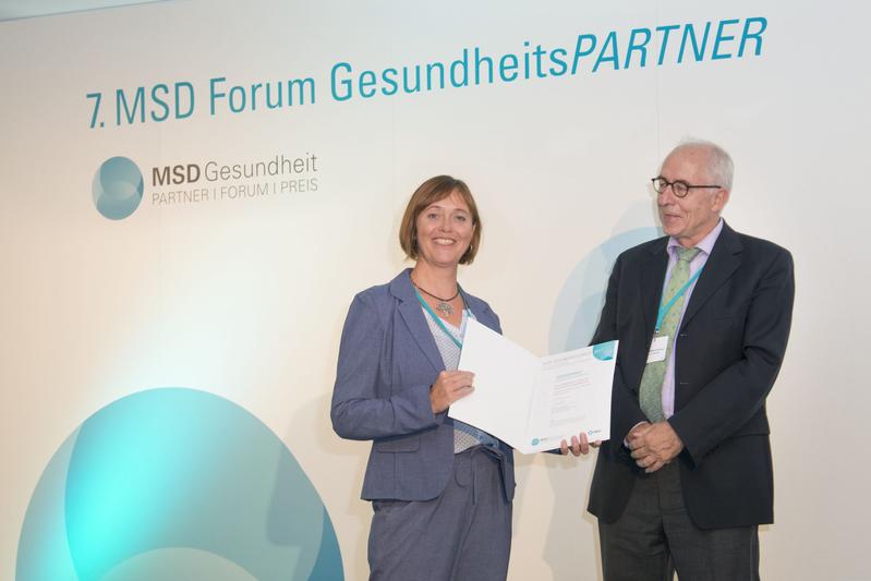 Projektleiterin PD Dr. Neeltje van den Berg nahm den Preis für das erfolgreiche Telemedizinprojekt entgegen, der mit 15.000 Euro dotiert ist.