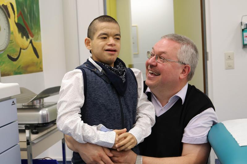 Prof. Dr. Thorsten Marquardt und sein Patient Jakob*.