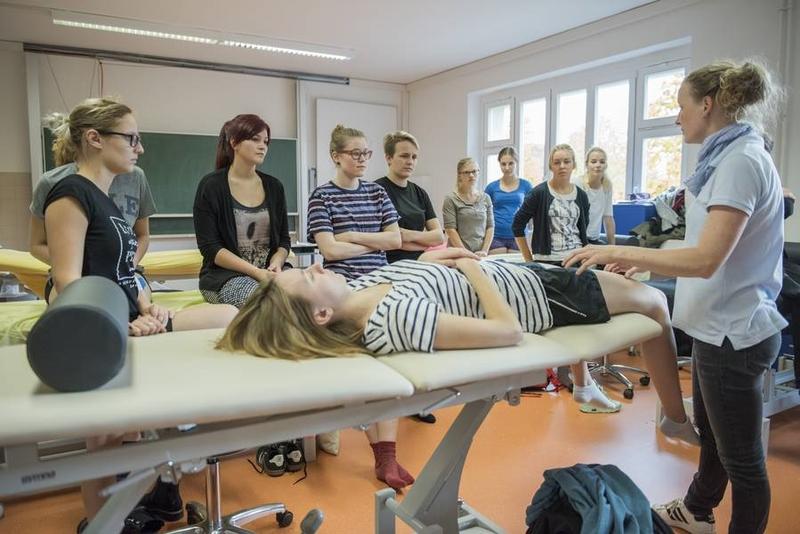 Den Studierenden stehen an der BTU moderne Lehr- und Übungsräume zur Verfügung: Hier erhalten Studierende im neuen Liegenraum wichtige Hinweise zum Thema Krankengymnastik