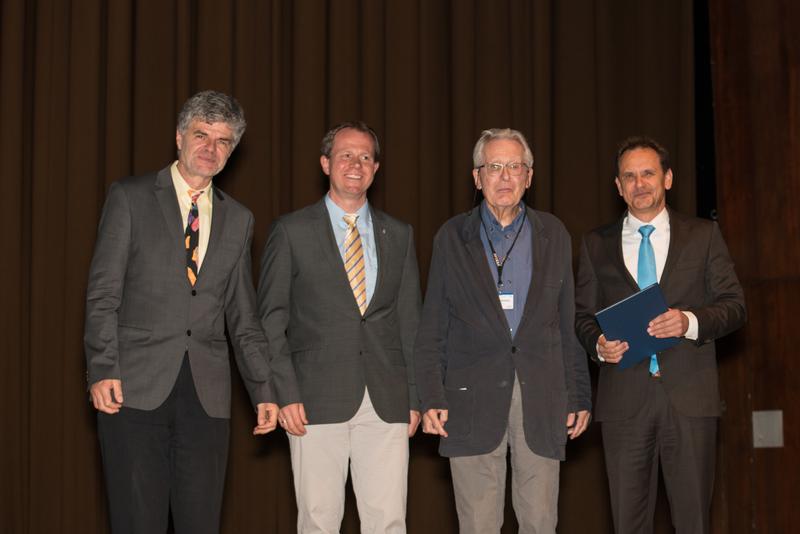 v.l.: Prof. Michael Lohoff (Präsident der DGfI), Prof. Carsten Watzl (Generalsekretär der DGfI), Prof. Klaus Rajewsky und Prof. Jürgen Wienands (2. Vizepräsident der DGfI und Laudator)