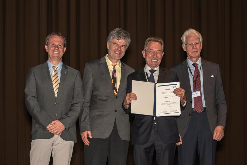 v.l.: Prof. Carsten Watzl (Generalsekretär der DGfI), Prof. Michael Lohoff (Präsident der DGfI), Prof. Reinhold E. Schmidt und Prof. Hans-Hartmut Peter (Laudator)