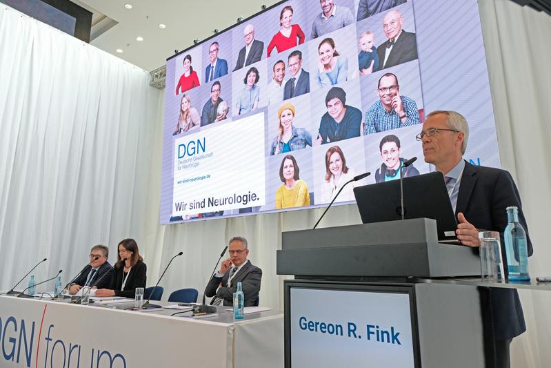 Professor Gereon R. Fink forderte bei der Auftaktpressekonferenz einen gesundheitspolitischen Masterplan, mit dem die Ergebnisse der neuromedizinischen Forschung schneller zum Patienten gelangen.
