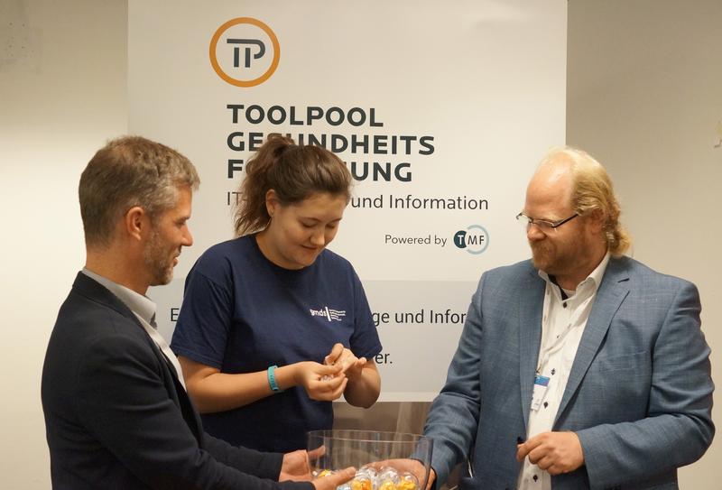 Prof. Dr. Ulrich Sax (Universitätsmedizin Göttingen), Anna Dirks (Studierende der Universität Oldenburg) und Prof. Dr. Rainer Röhrig (Universität Oldenburg) (v.l.n.r.) zogen die drei Gewinner.