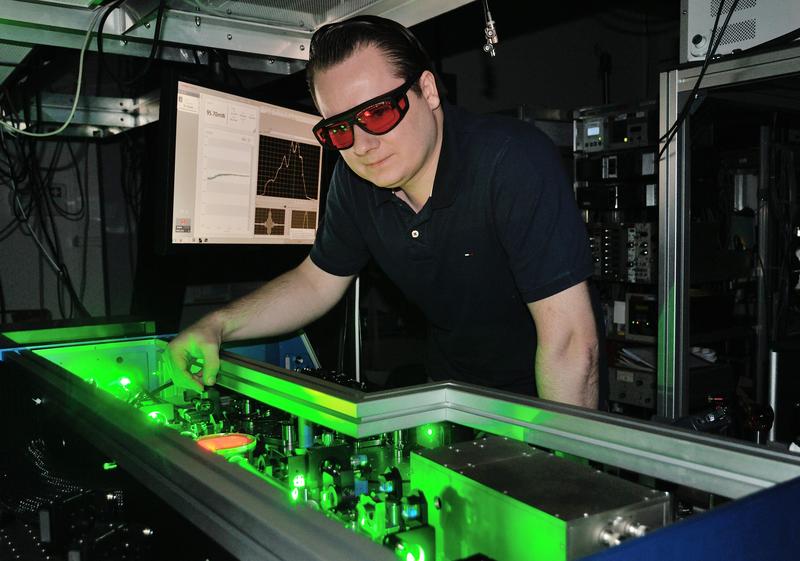 Um Elektronen aus dem Halbleitermaterial auszulösen, beschießen die Bielefelder Forscher es mit ultrakurzen Laserpulsen.