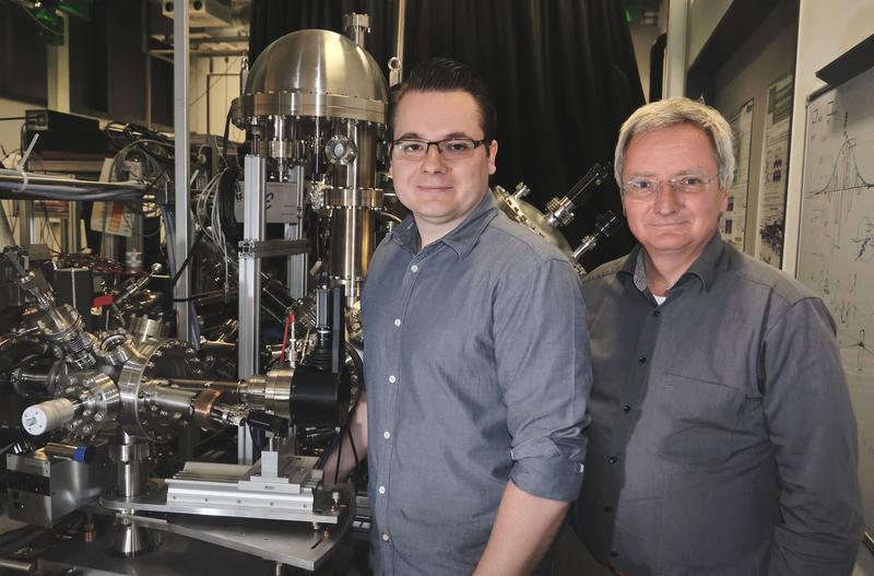 Mit Lasertechnik untersuchen sie, wie Elektronen in Halbleitern auf Licht reagieren (v.l.): die Physiker Sergej Neb und Prof. Dr. Walter Pfeiffer im Attosekundenlabor der Universität Bielefeld.