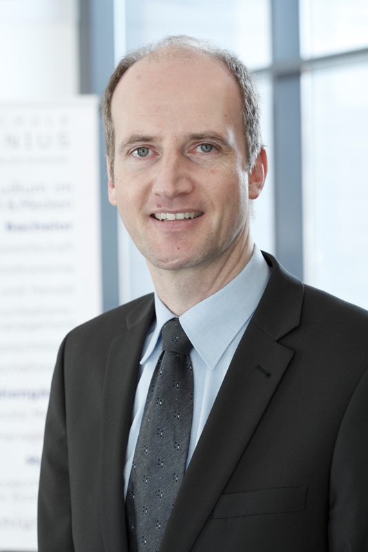 Hochschulpräsident Prof. Dr. Tobias Engelsleben freut sich über die hohe Anzahl an Erstsemestern