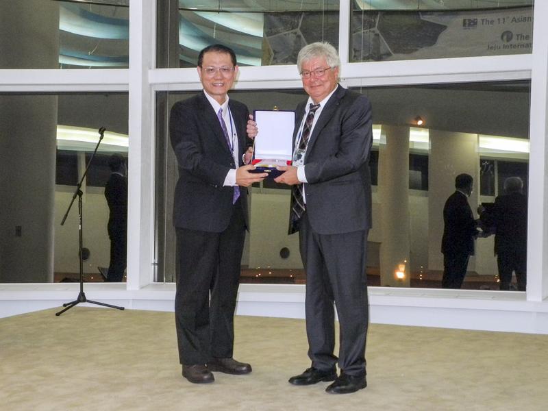 Prof. Dr. Günter Bräuer (right) is awarding the K-T Rie Award for his achievements in the field of applied plasma research.