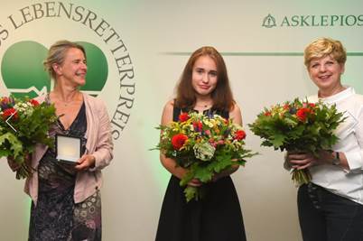 Die drei Gewinnerinnen des Asklepios Lebensretterpreises 2017, v.l.n.r.: Susanne Kopitz (erster Preis), Hannah Dietrich (zweiter Preis) und Gaby Bull (dritter Preis). Foto: Klaus Bodig.
