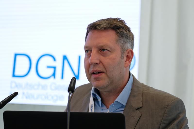 Prof. Volkmann von der Neurologischen Universitätsklinik Würzbur stellte heute auf dem 90. DGN-Kongress wegweisende aktuelle Forschungsarbeiten zu Parkinson vor.