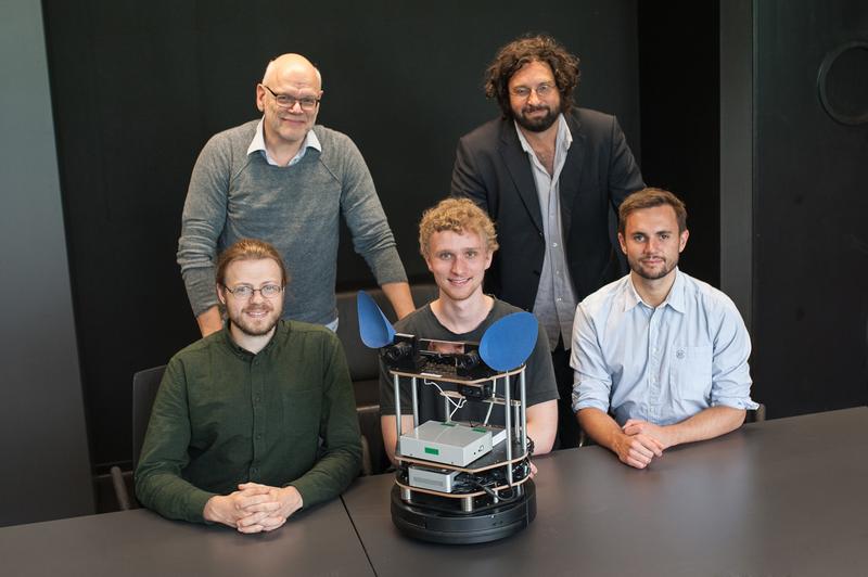 Das Entwicklerteam der Universität Ulm mit ihrem Ninja Turtle Roboter (v.l.); Reihe hinten: Prof. Heiko Neumann mit Prof. Marc Ernst; Reihe vorne: Maximilian Löhr, Christian Jarvers und Timo Oess