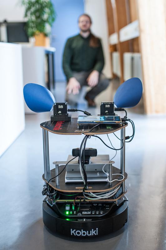 Der kleine Ninja Turtle Roboter nähert sich vorsichtig einem Wissenschaftler aus dem Projektteam