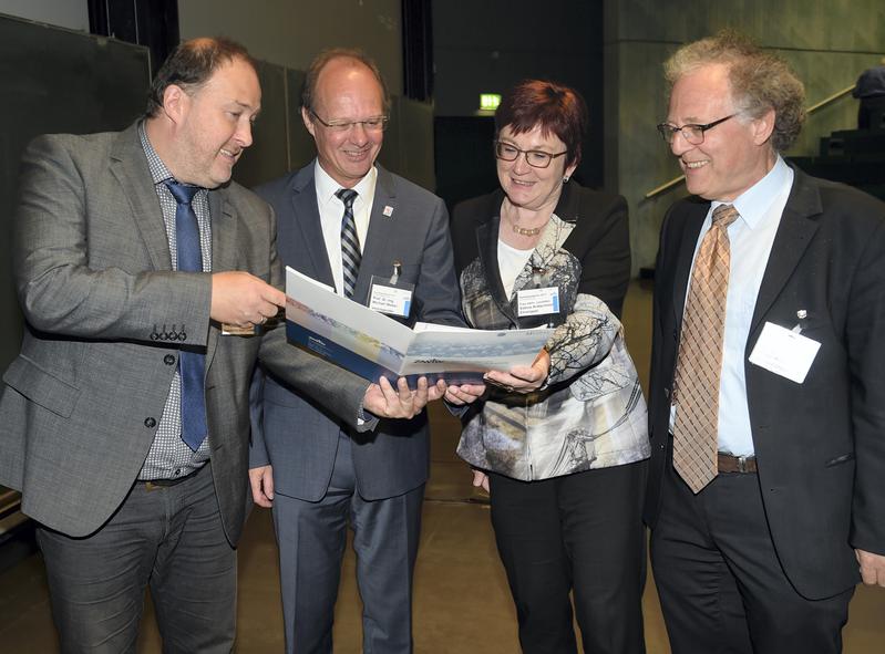 Dr. Markus Marquard, ZAWiW-Geschäftsführer; Universitätspräsident Prof. Michael Weber; Sabine Krätschmer, stellv. Landrätin Neu-Ulm; Prof. Othmar Marti, Sprecher des ZAWiW-Vorstands (v.l)