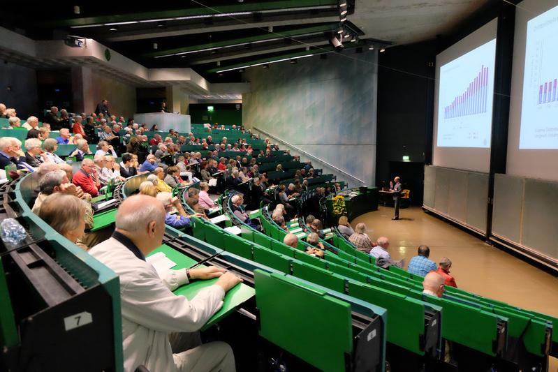 Prof. Michael Weber, Präsident der Universität Ulm, berichtet im Eröffnungsvortrag über die Entwicklung und die Zukunft der Universität 