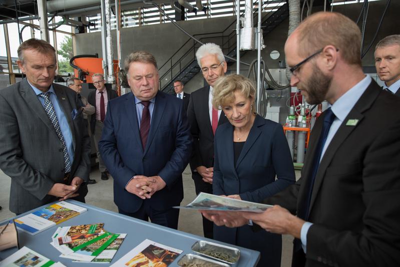 Landwirtschaftsminister Helmut Brunner (2.v.l.) empfing Birgit Keller (2.v.r), Thüringer Ministerin für Infrastruktur und Landwirtschaft, am TFZ in Straubing. Sie zeigte großes Inter