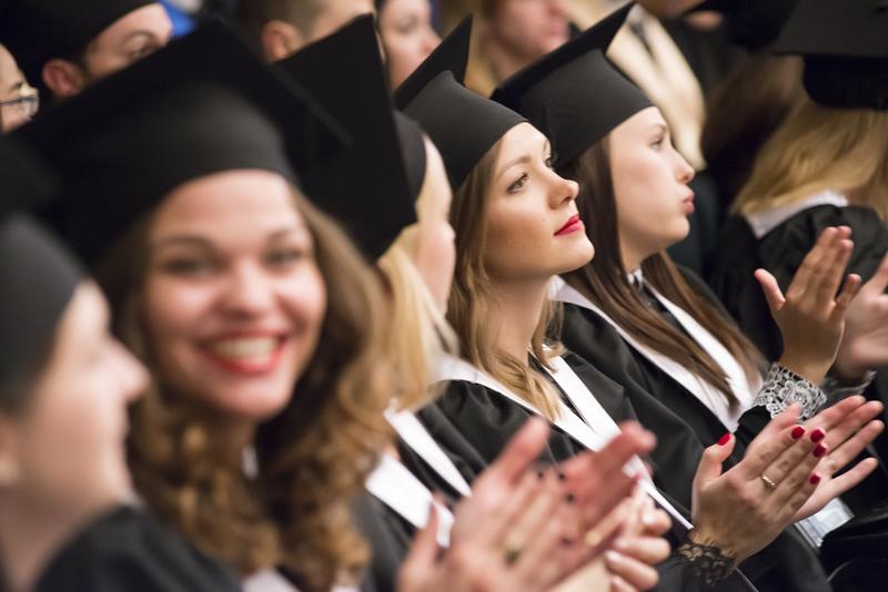 Absolventen freuen sich auf ihre Ehrung