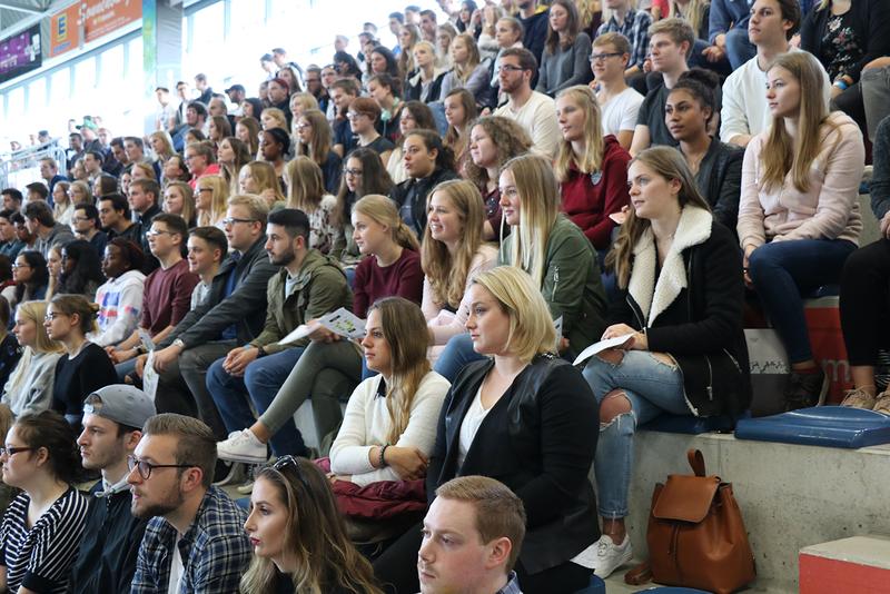1493 neue HSHL-Studierende füllten die Ränge in der Westpress Arena in Hamm.