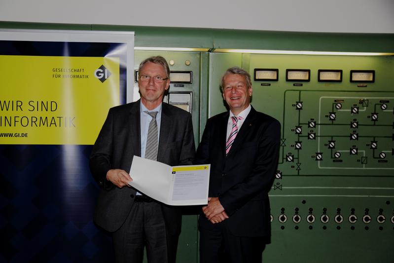 Prof. Dr. Christoph Meinel, Leiter des Potsdamer Hasso-Plattner-Instituts (HPI) wird von Prof. Dr.-Ing. Peter Liggesmeyer, Präsident der Gesellschaft für Informatik zum Fellow ernannt