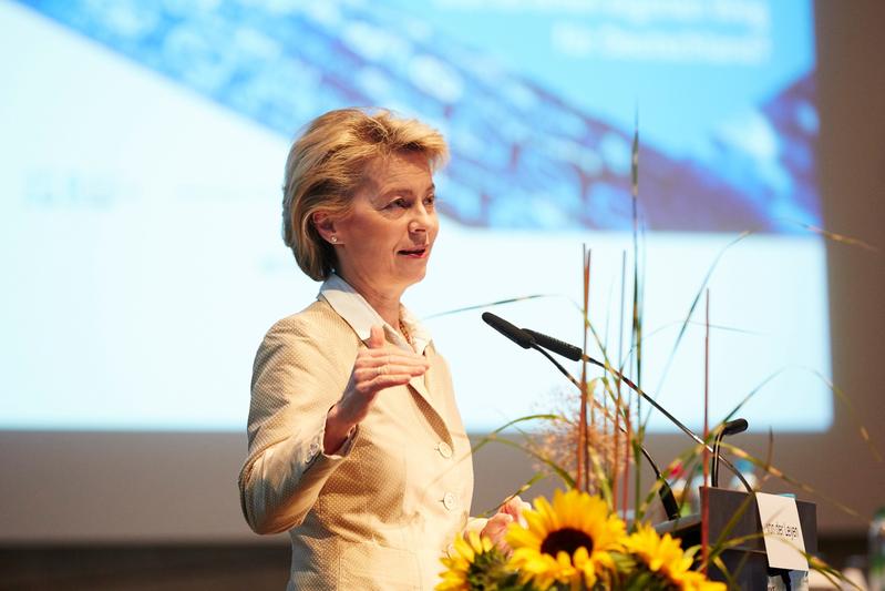 Die Bundesministerin der Verteidigung Dr. Ursula von der Leyen plädierte in ihrer Eröffnungs-Keynote dafür, dass Führungskräfte sich der Digitalisierung annehmen und diese vorantreiben müssen.