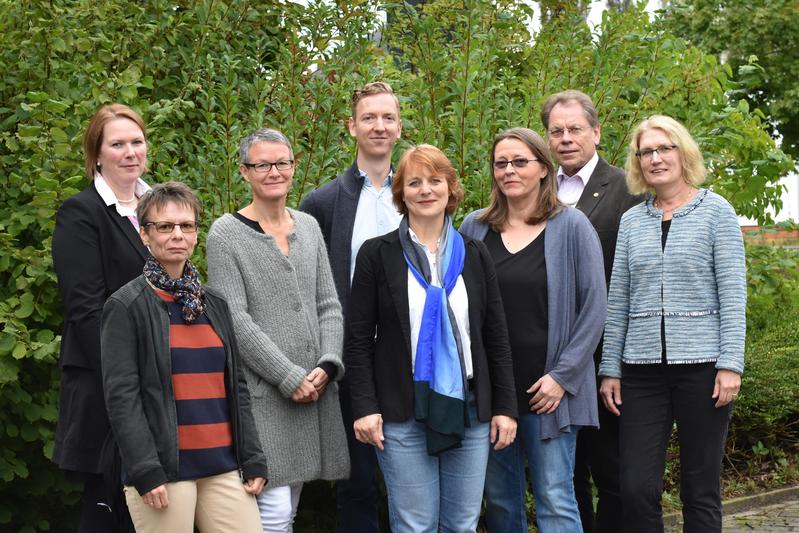 Prof. Dr. Verena Begemann (Mitte) zusammen mit den beteiligten Partnern sowie Dekanin Prof. Dr. Dörte Detert (3.v.l.)