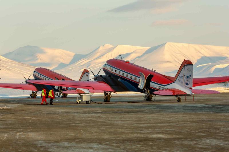 Beide Forschungsflugzeuge des Alfred-Wegener-Instituts in Longyearbyen.