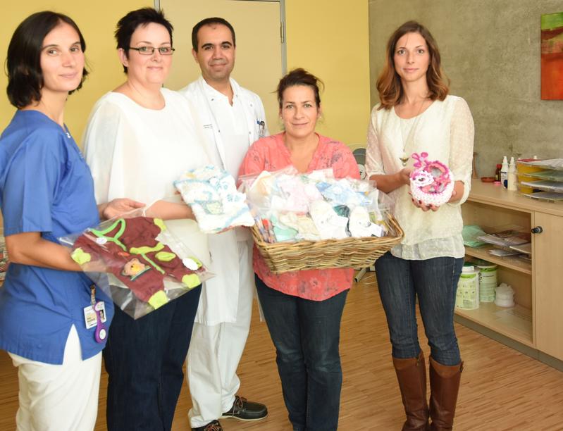 Die Hebammen Romy Burkhardt (links) und Anett Dietel (2.v.r.) freuen sich gemeinsam mit Oberarzt PD Dr. Cahit Birdir über die Spenden von Jana-Schwarzer (2.v.l.) und Melanie Bähr (rechts). 