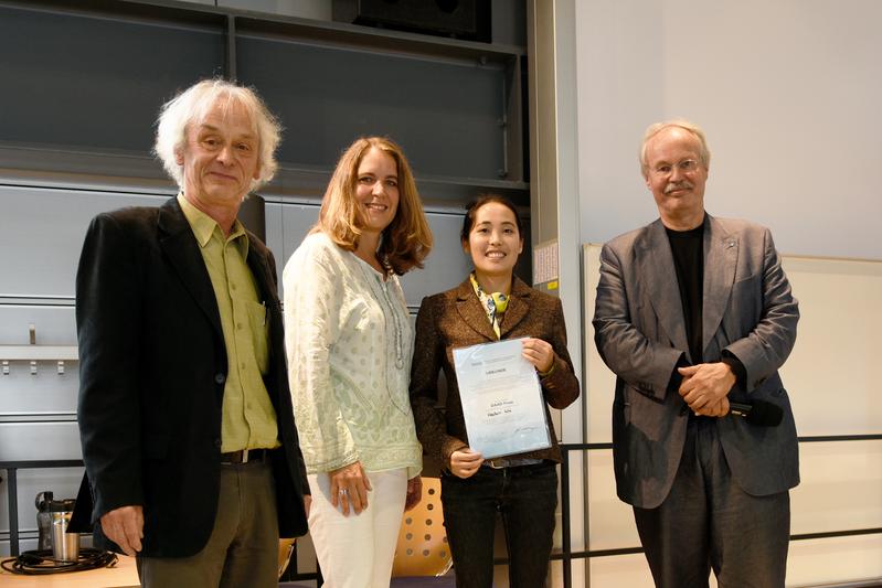 Foto von links: Prof. Dr. Gerd Bosbach (Fachbereich Wirtschafts- und Sozialwissenschaften), Clara Röllinghoff (International Office), Preisträgerin Haibin Wu sowie Prof. Dr. Kristian Bosselmann-Cyran