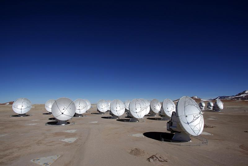 Mit ALMA, dem Atacama Large Millimeter/submillimeter Array, werden unter anderem interstellare Gaswolken untersucht