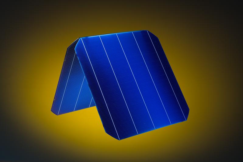 Foto der beideitig lichtempfindlichen PERC+ Solarzelle mit bis zu 25% gesteigertem Energiertrag.