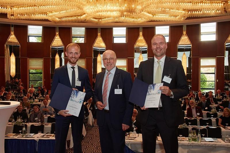 V.r.n.l.: Dr. Thorsten Dullweber (ISFH, 1. Preis), Dr. Thomas Gräbener (Kurator der Stiftung Industrieforschung), Dr. Felix Brüggemann (Uni Bochum, 3. Preis).