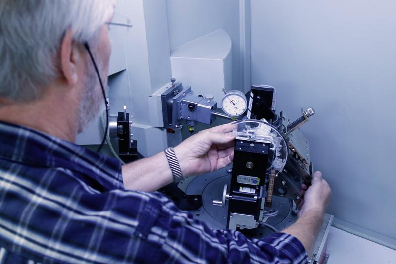 Laborleiter Dr. Wolfgang Zinn spannt eine Probe in ein Röntgendiffraktome-ter, um die Eigenspannungen im Metall zu messen. 