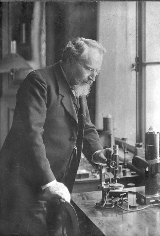 Otto Lehmann in seinem Labor. Mit der Erforschung der Flüssigkristalle erschloss der Physiker die Grundlagen für die heutigen flachen und energieeffizienten LCDs.