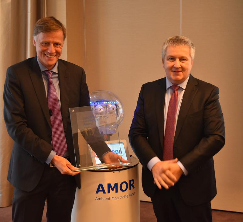 Jochen Hanebeck (INFINEON Operations, links) empfängt den "Industrial Excellence Award Europe 2017" von Prof. Dr. Arnd Huchzermeier (WHU - Otto Beisheim School of Management, rechts)