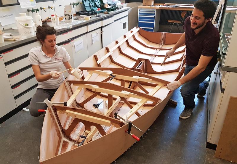Die Studierenden Mariarita Novelli und Slim Chaker in der Konstruktionsphase des Segelboots 