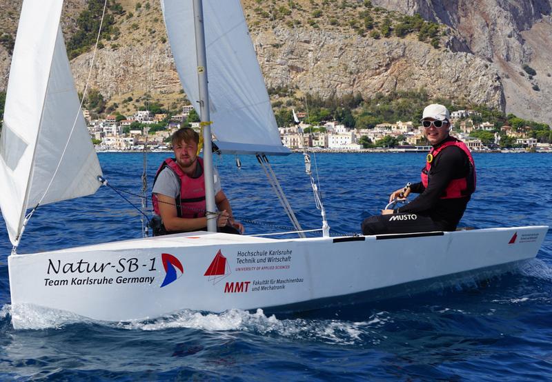Die Studierenden Johannes Bruns als Skipper und Jonathan Stiefel als Vorschoter 