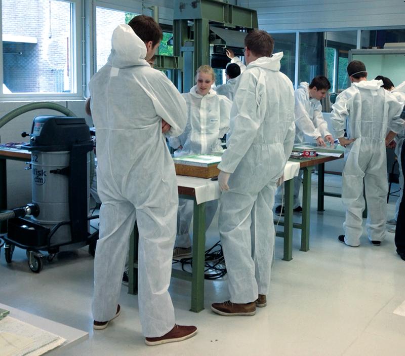 Studierende der Ingenieurwissenschaften und des Industriedesigns werden in dem mittlerweile 84. Labor der Hochschule Osnabrück praktisch an diesen Hochleistungswerkstoff herangeführt.