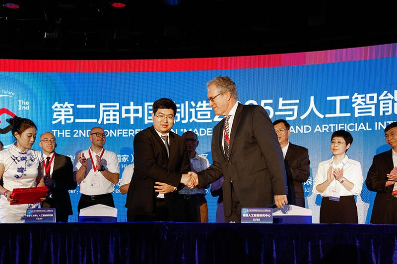 Dr. Yan Cui, CEO 4DAGE (links) and Dr. Walter Olthoff.