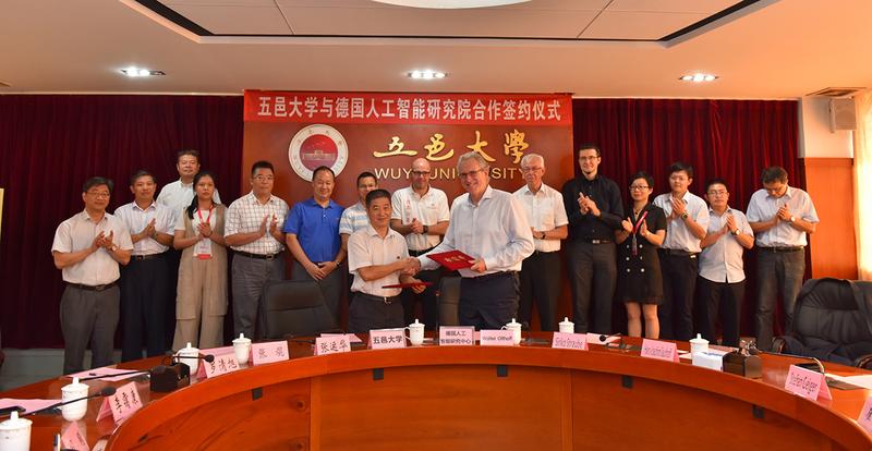 Signing the contract with Wuyi University.