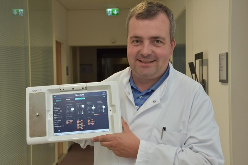 Prof. Tjalf Ziemssen, Leiter des MS-Zentrums, zeigt die Auswertung eines MS-Performance-Tests, den Patienten auf einem speziell konzipierten Tablet absolvieren.
