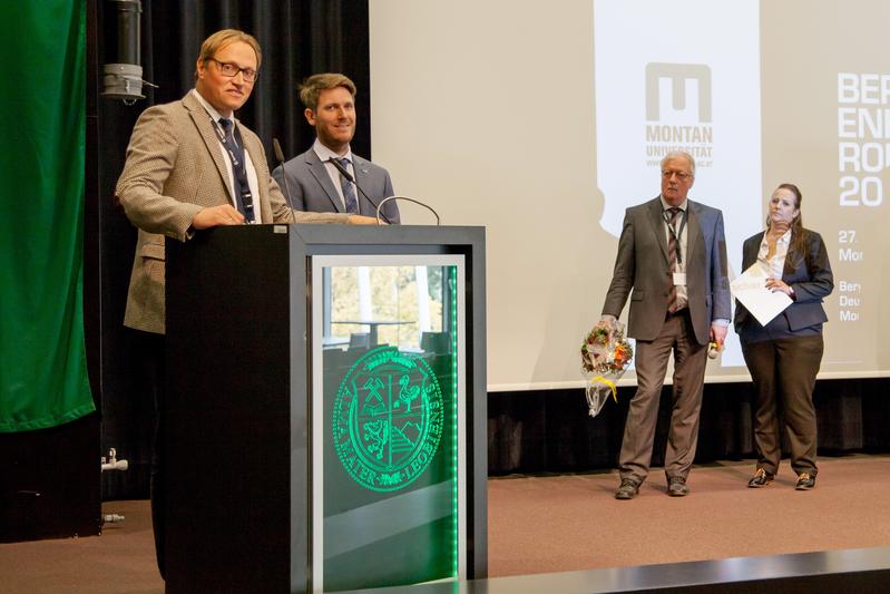 Ausgezeichnet für sein innovatives Monitoringsystem (v.l.n.r.): Laudator Prof. Christian Melchers vergibt den Oskar-Niemczyk-Preis an THGA-Absolvent Stefan Schnell