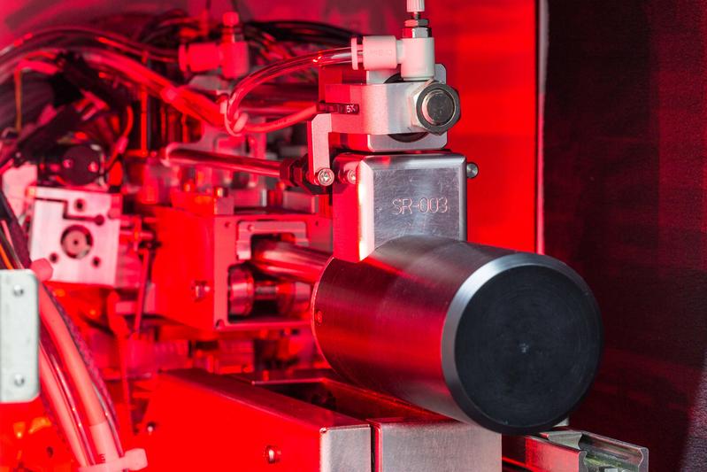 Nahaufnahme des neuen Multifunktions-Elektronenmikroskops am KIT 