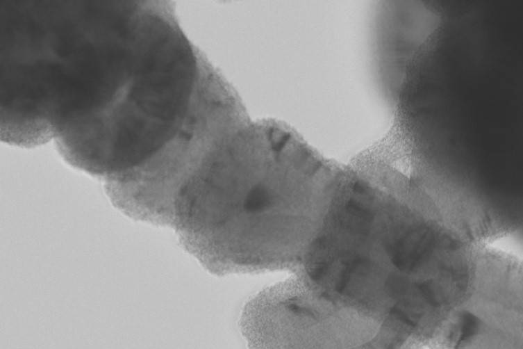 Innere Struktur von Kohlenstoffnanoröhren mit Katalysatorpartikel (oben) und Oberflächentopographie (unten). 